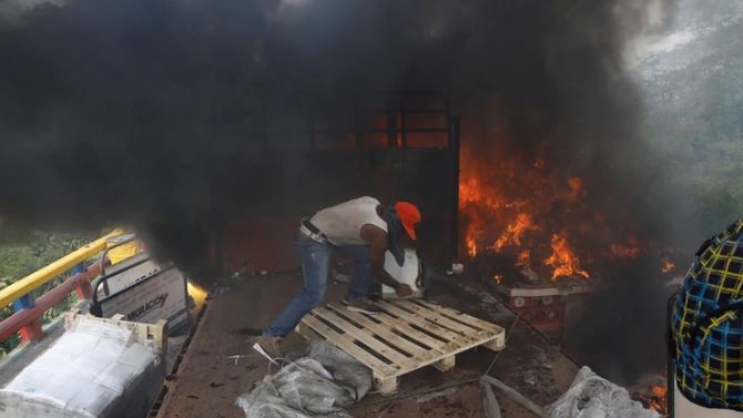 Nicolás Maduro ordenó el incendio y destrucción de tres camiones con comida y medicamentos