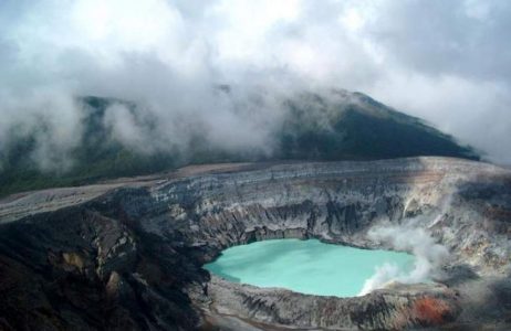 Actividad en volcanes Poás y Turrialba es normal con posibilidad de erupciones más potentes