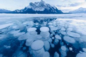 El lago de las mortales burbujas congeladas en Canadá