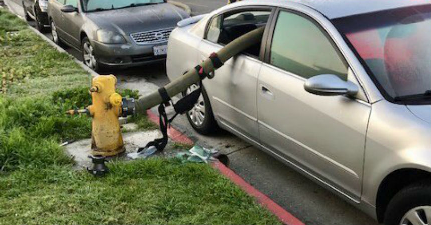 Bomberos le dan tremenda lección a conductor que se estacionó frente a un hidrante