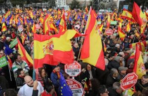 Masiva manifestación en Madrid contra el jefe de gobierno español Pedro Sánchez