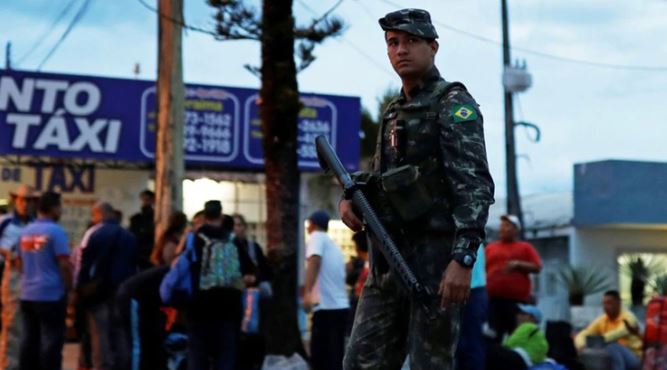 Tres sargentos y un policía venezolanos desertaron del régimen de Nicolás Maduro y cruzaron hacia Brasil