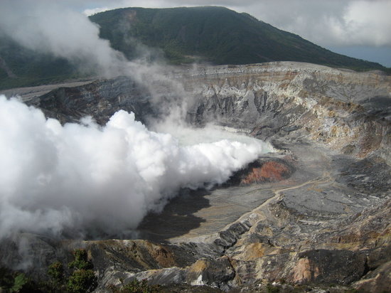 Ministerio de Salud advierte sobre riesgos por emisiones volcánicas del Poás
