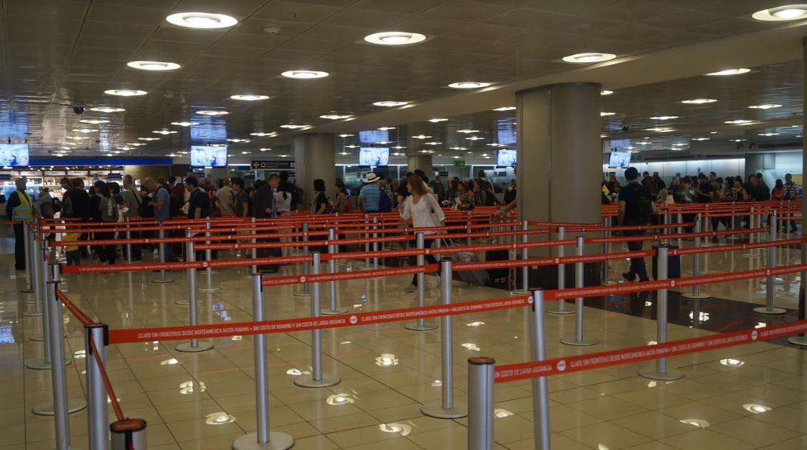 Migración aumenta personal en Aeropuerto Juan Santamaría para intentar dar abasto con flujo de turistas