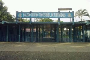 Padres de familia cerraron colegio en Puntarenas como protesta por expulsión de estudiantes
