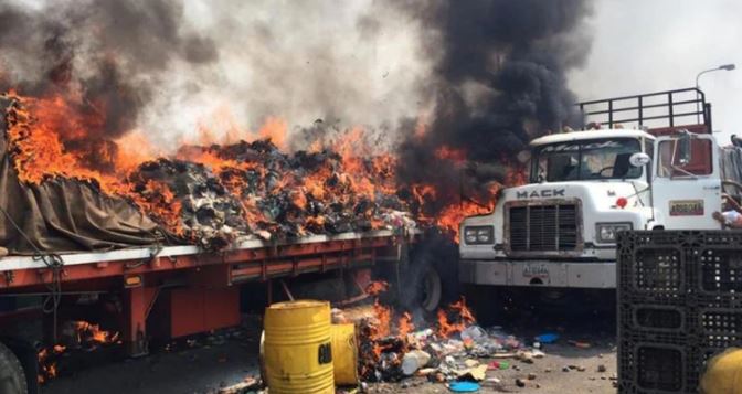 Militares venezolanos quemaron dos nuevos camiones con ayuda humanitaria en la frontera con Colombia
