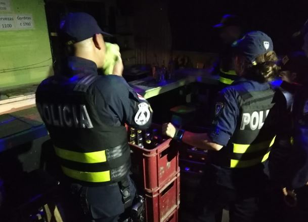 Policía intervino bares en Puntarenas y decomisó licor clandestino