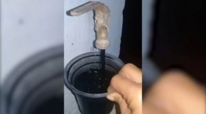 Después de días sin servicio, el agua llega «negra» y con olor a cloaca a las casas, denuncian venezolanos