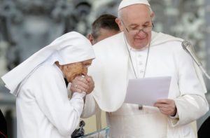 El papa Francisco volvió a permitir que le besen su anillo tras el polémico video