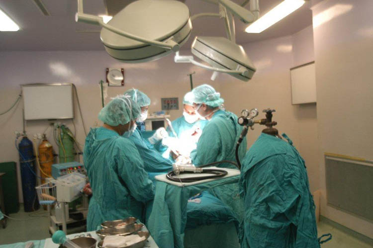 Siete médicos extranjeros podrán seguir ejerciendo de manera temporal en el país