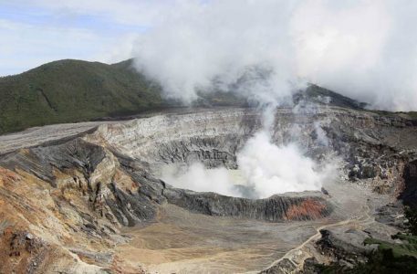Volcán Poás presenta liberación de gases y partículas de ceniza desde el lunes por la noche