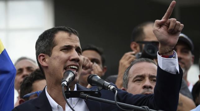 Juan Guaidó anunció que se reunirá con empleados públicos este martes