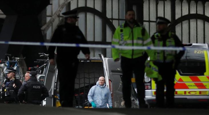 Alerta terrorista en Londres: hallaron pequeños artefactos explosivos en una estación de metro y en dos aeropuertos