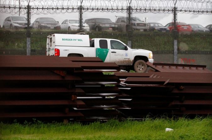 Dos migrantes indocumentados murieron al volcar la camioneta en que huían de la Patrulla Fronteriza