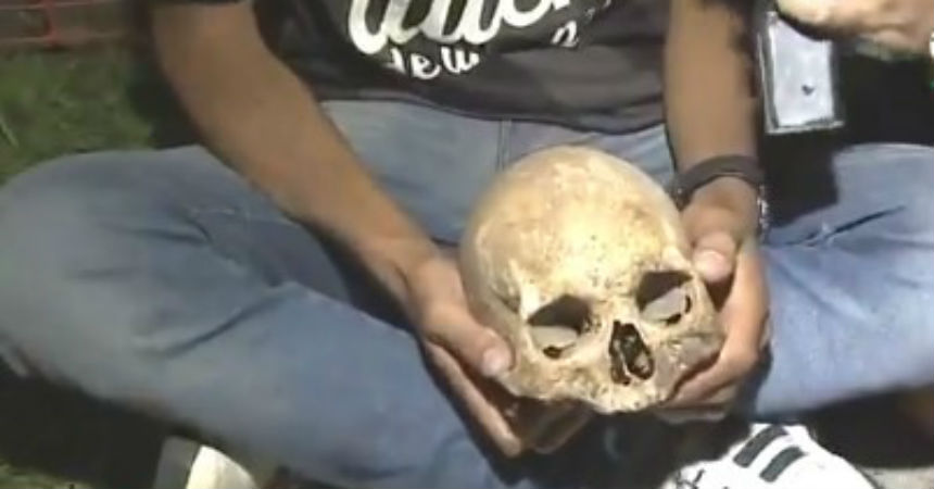 Hincha de Racing desenterró a su abuelo y llevó su cráneo al festejo del título