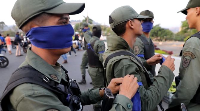 Cómo se identifican los militares que apoyan a Juan Guaidó en medio del levantamiento