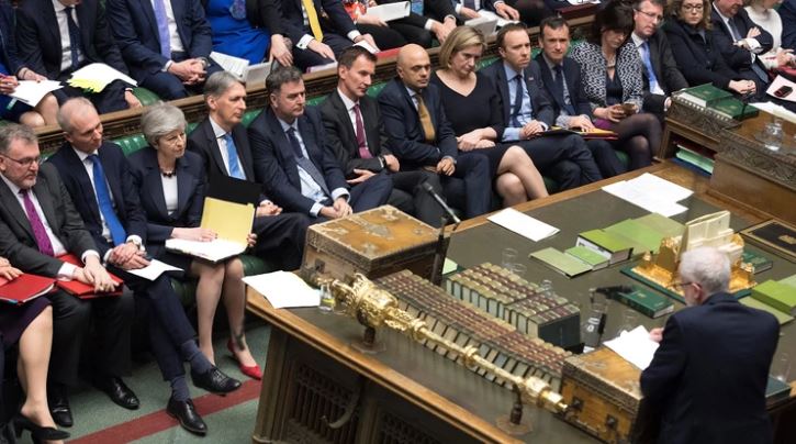 El Parlamento británico aprobó una ley que obliga a Theresa May a pedir una nueva prórroga a la Unión Europea