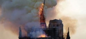Así fue el derrumbe de la aguja de la torre principal de la catedral de Notre Dame en París
