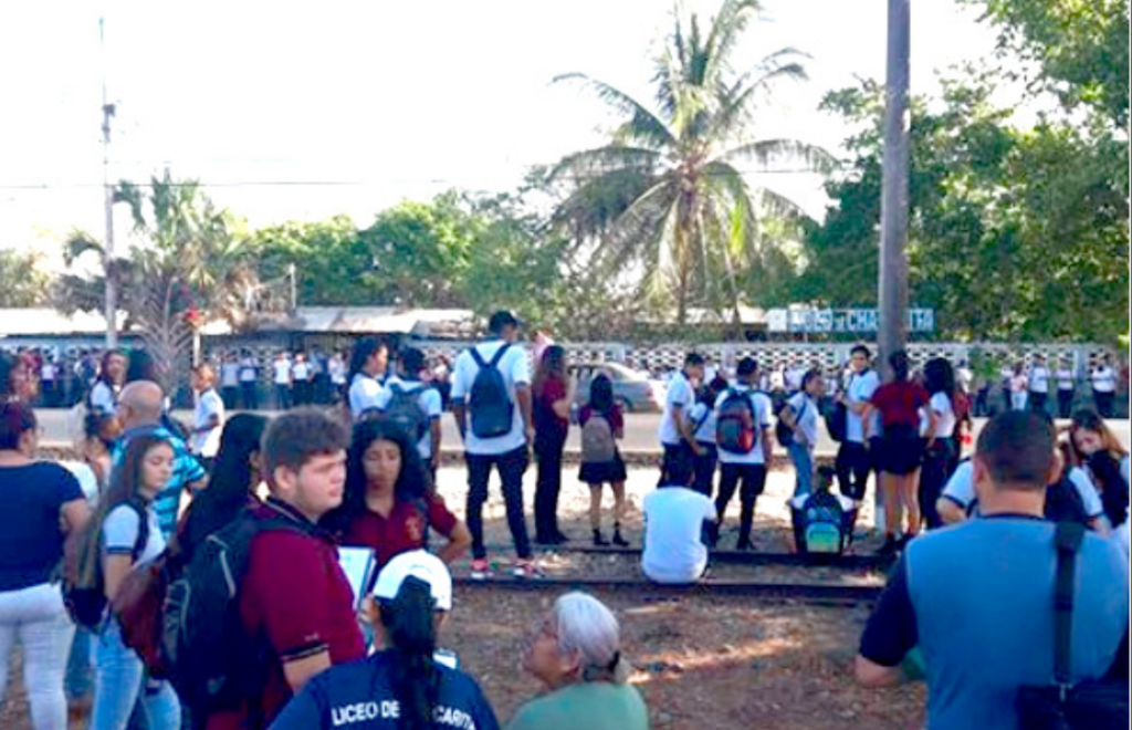 Estudiantes del Liceo de Chacarita se manifiestan por mal estado del centro educativo