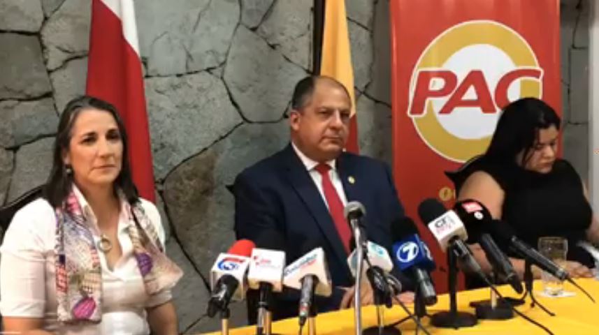 Luis Guillermo Solís se desmarca de las acusaciones sobre cementazo y hueco fiscal