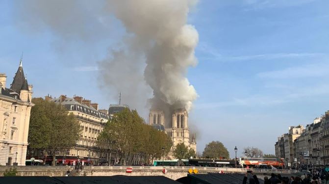 Se incendia la catedral de Notre Dame en París