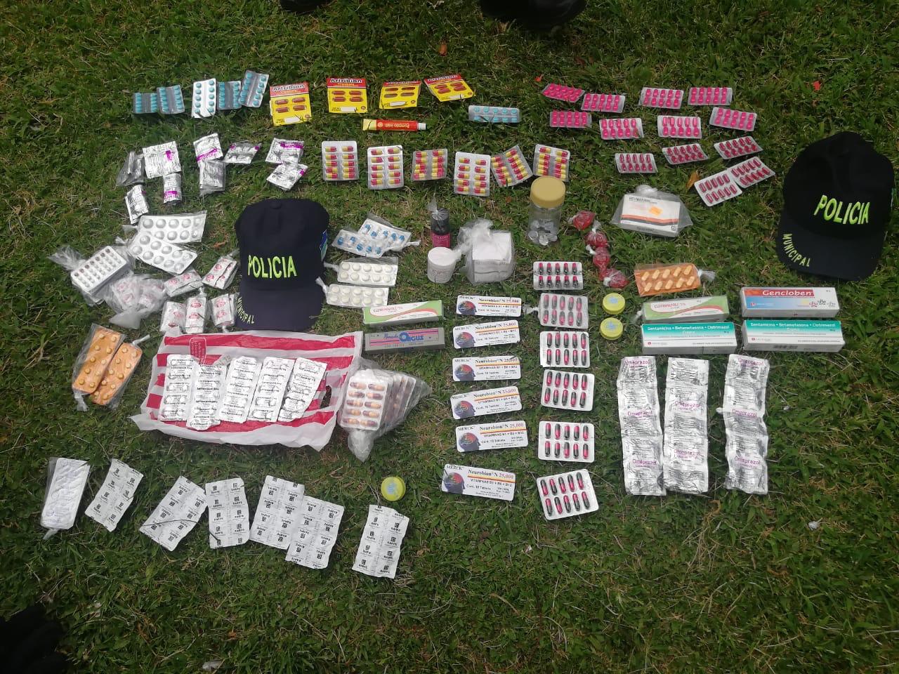 Policía Municipal decomisa cerca de 18 tipos de medicamentos a mujer indocumentada