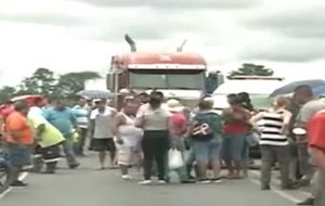 Cierre de centro educativo en Limón 2000 provoca bloqueos en Ruta 32 desde el martes