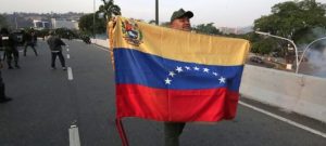 Juan Guaidó lanzó la «fase final de la Operación Libertad» rodeado de militares en la base aérea La Carlota y el régimen lanzó la represión en Caracas