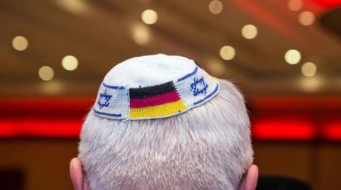 Las autoridades en Alemania desaconsejan a los judíos llevar la kipá por temor a ataques antisemitas