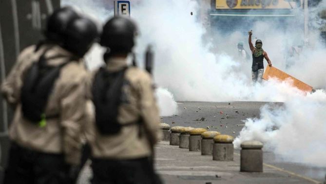 Denuncian que las fuerzas de Maduro reprimen con bombas lacrimógenas letales