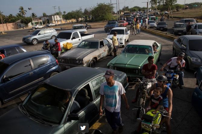 Militares venezolanos controlan las largas filas en las estaciones de combustible para evitar protestas