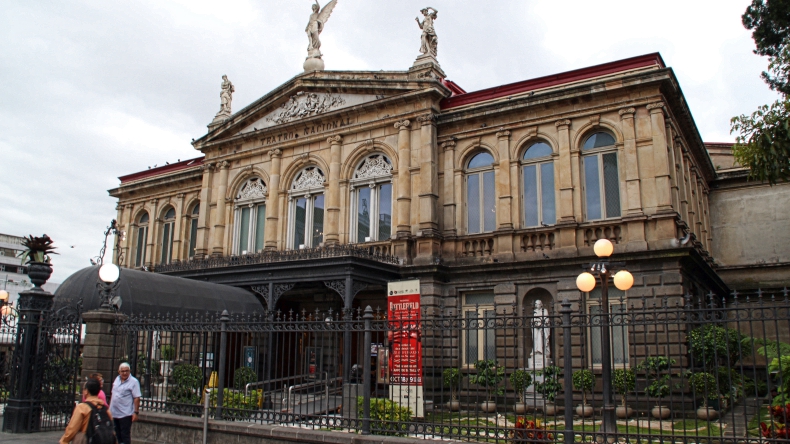Ministerio de Cultura descarta usar crédito del Teatro Nacional para remodelar templos y escuelas