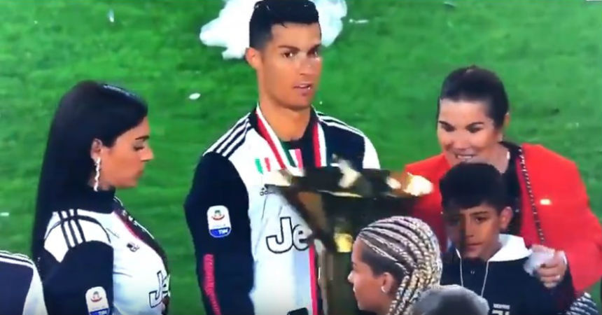 Cristiano Ronaldo golpeó en la cara a su hijo con el trofeo de la Serie A