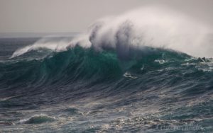 Autoridades emiten alerta por fuerte oleaje en el Pacífico