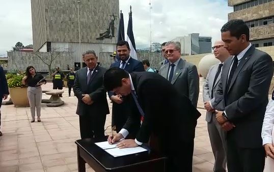 Carlos Alvarado firma ley que aumenta penas a quien posea armas ilegales