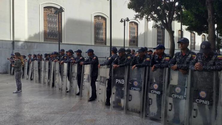 Bloquean edificio de Asamblea Nacional de Venezuela por supuesta amenaza de bomba