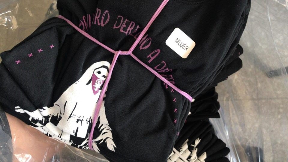 Sala IV rechaza amparos contra camiseta pro aborto de la UCR