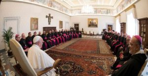 El papa Francisco firmó la orden que obliga a todos los miembros de la Iglesia a denunciar de inmediato los abusos sexuales