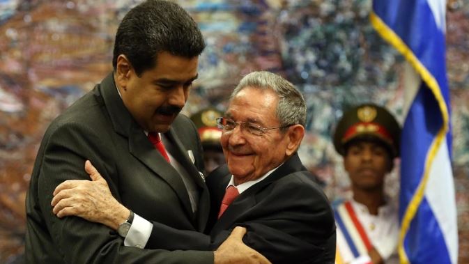 El viral acto fallido de Nicolás Maduro: «Tuvimos que traer un grupo de 500 soldados cubanos… Perdón, se me chispoteó»