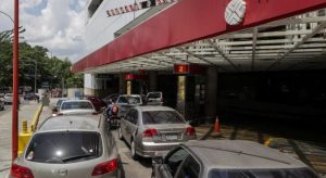 Por el desabastecimiento de gasolina, varias regiones de Venezuela se quedan sin clases ni dinero en efectivo