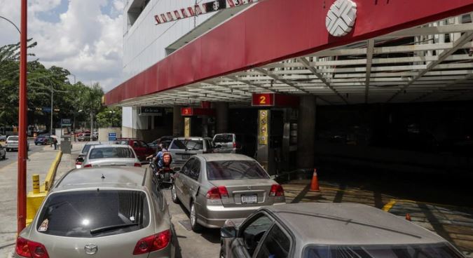 Por el desabastecimiento de gasolina, varias regiones de Venezuela se quedan sin clases ni dinero en efectivo