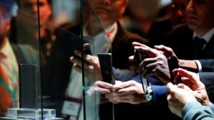 Tras el veto a Huawei, usuarios intentan deshacerse de sus celulares y se desploman los precios