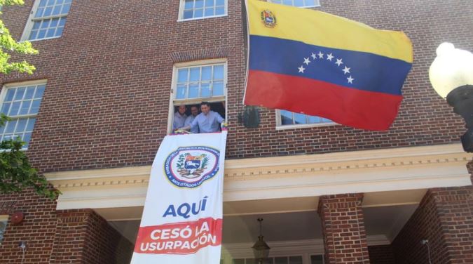 El embajador de Guaidó en EEUU asumió el control de sede de embajada en Washington: «Aquí cesó la usurpación, ¡Viva Venezuela libre!»
