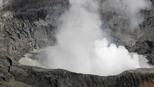 Volcán Poás presentó erupción este miércoles cuya pluma alcanzó los 400 metros de altura