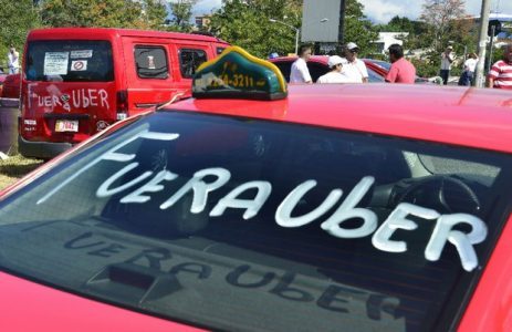 Taxistas se mantendrán en Casa Presidencial hasta tener respuesta del Gobierno sobre UBER
