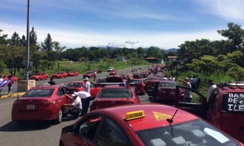 Taxistas amenazan con tomar las calles nuevamente por incumplimiento del gobierno a acuerdo del 8 de mayo
