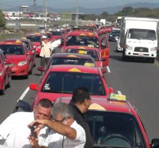 Taxistas pidieron a diputados crear comisión especial que analice situación de UBER