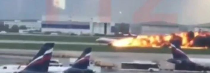 Un avión aterrizó envuelto en llamas en el aeropuerto de Moscú: al menos 13 muertos