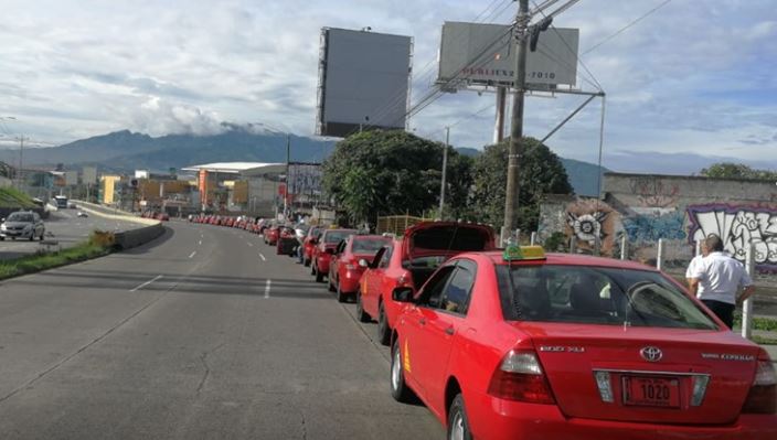 Taxistas marchan hasta el Congreso a pedir que diputados prioricen regulación de UBER