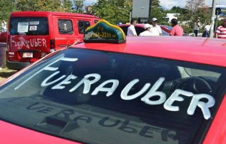 Taxistas preparan campaña para interceptar a usuarios y evitar que utilicen UBER